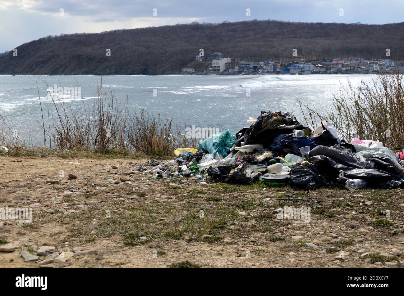 Une pile de déchets laissés sur la rive de la mer de ​​Japan après le repos des gens. Concept de pollution environnementale Banque D'Images