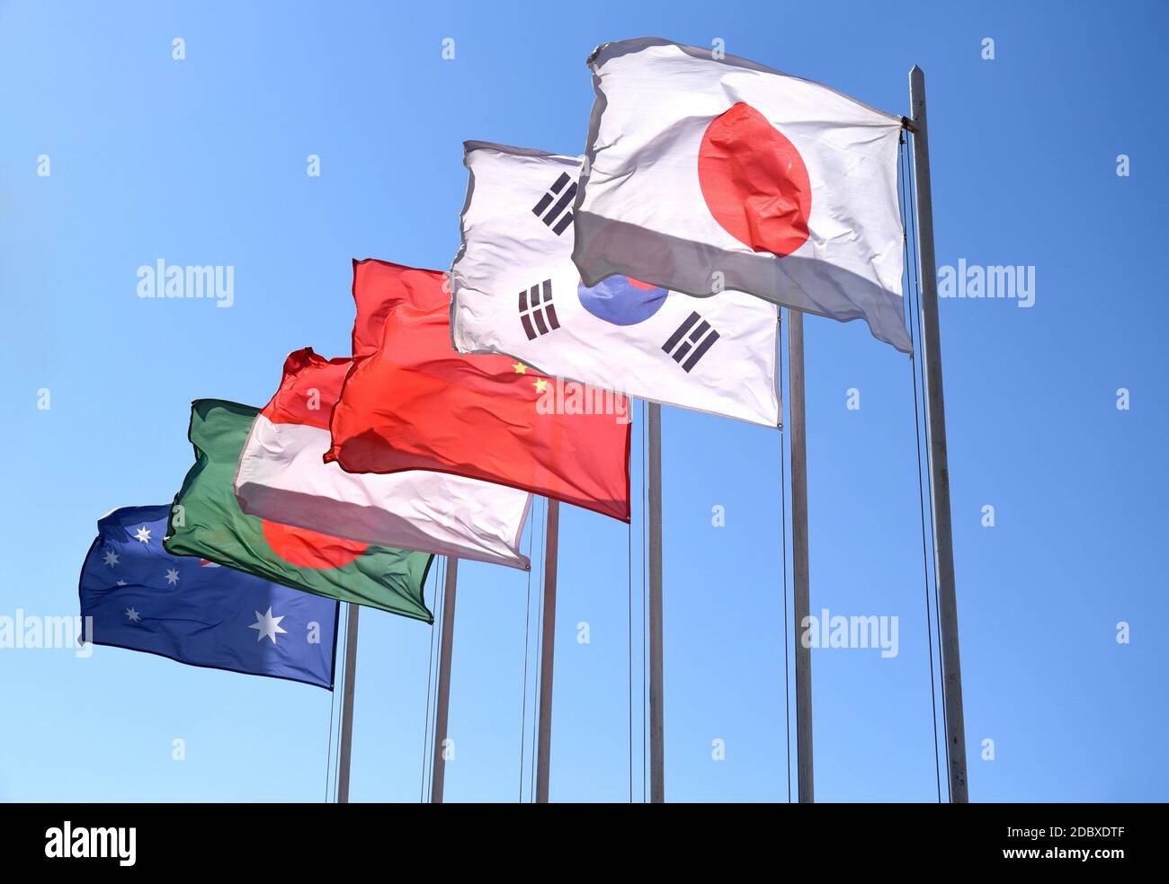 6 drapeaux de l'Asie et de l'Océanie volant dans le vent: Japon, Corée du Sud, Chine, Indonésie, Bangladesh et Australie sur fond de ciel Banque D'Images
