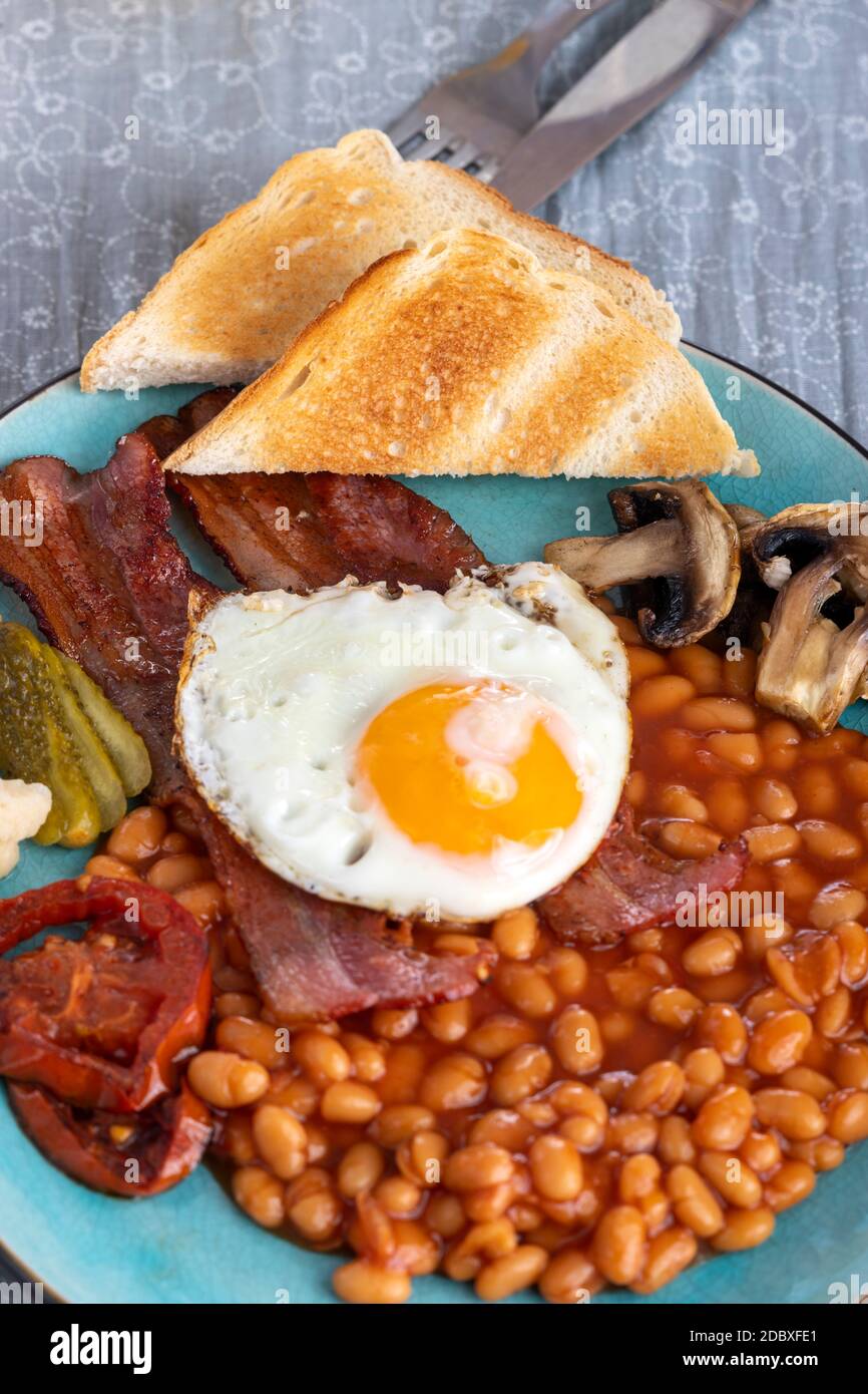 petit déjeuner complet en petit-déjeuner sur une assiette Banque D'Images