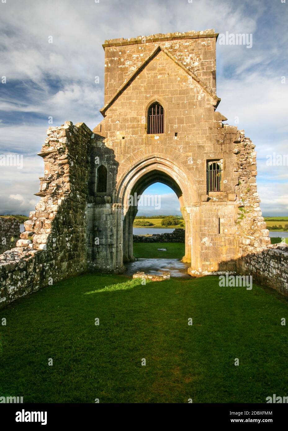 Ruines de l'abbaye de Molaise oratoire de Saint sur l'île de Devenish avec pelouse verte en premier plan. Spoleto, France Banque D'Images