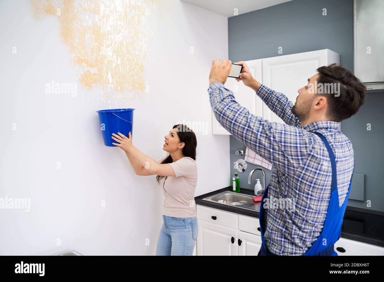 Taches de plafond dues aux fuites d'eau et aux inondations Banque D'Images
