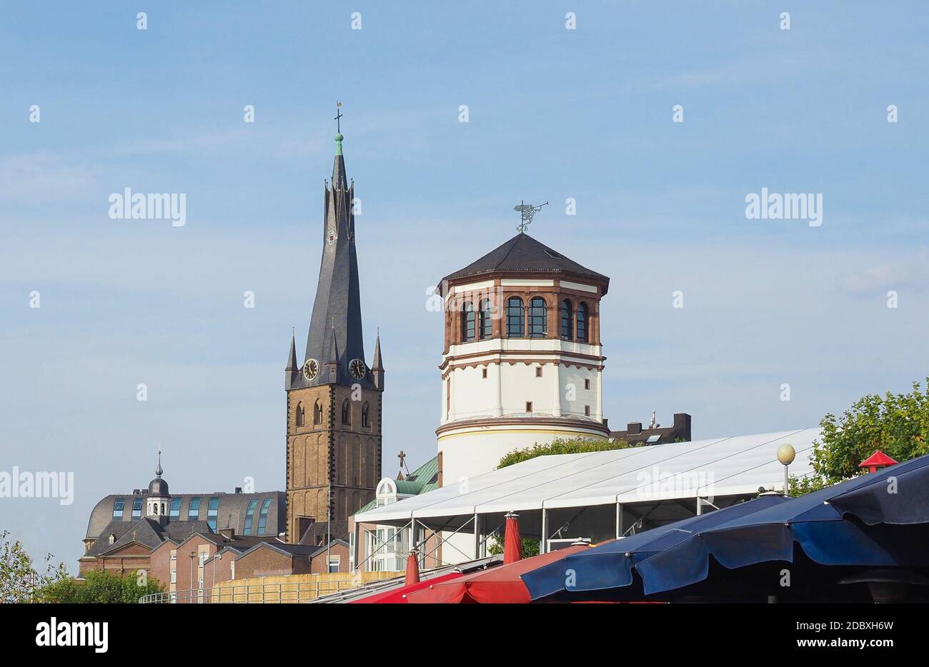 Düsseldorf, Allemagne - circa 2019 Août : Les gens sur Rheinuferpromenade sur la banque du fleuve Rhein dans l'Altstadt (vieille ville) Banque D'Images