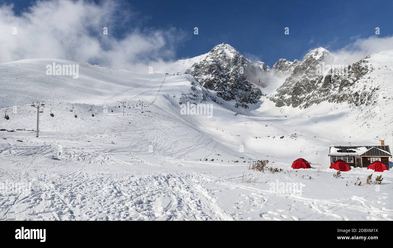Pic Lomnicky Stit panorama d'hiver. Skalnate sedlo ski resort, Slovaquie Banque D'Images
