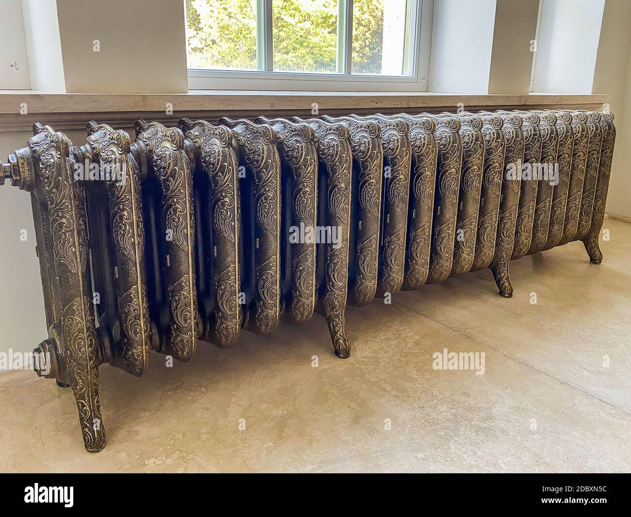Ancien radiateur en fonte, chauffage moderne vintage pour la maison, petite  pile à eau à motifs pour le chauffage central Photo Stock - Alamy