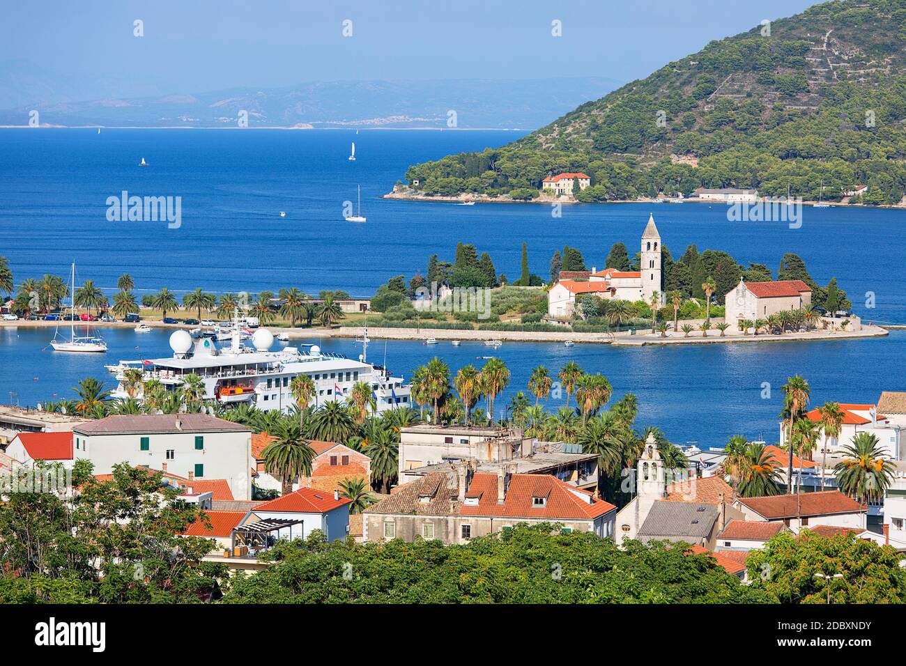 Vis, Ile de vis, Croatie - 5 septembre 2019 : vue aérienne sur la ville, architecture méditerranéenne typique, port pour yachts et bateaux Banque D'Images