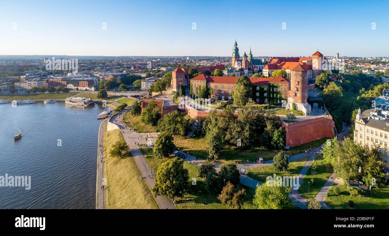 Cracovie, Pologne. Large panorama aérien au coucher du soleil avec le château royal de Wawel et la cathédrale. Vistule rives, bateaux touristiques, parcs, promenades et walkin Banque D'Images