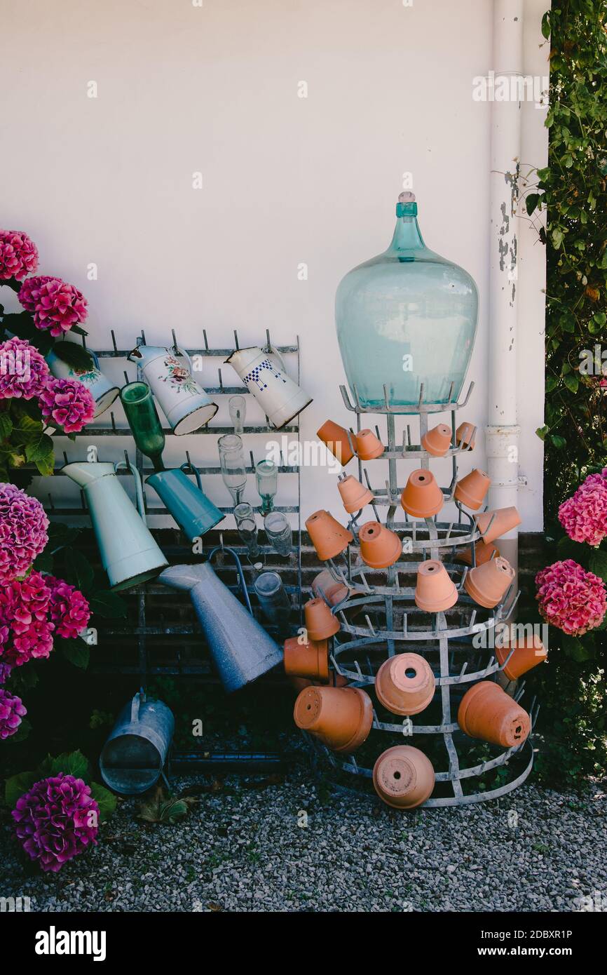 Pot en terre cuite, cruches et bouteille à l'extérieur. Photo de haute qualité Banque D'Images