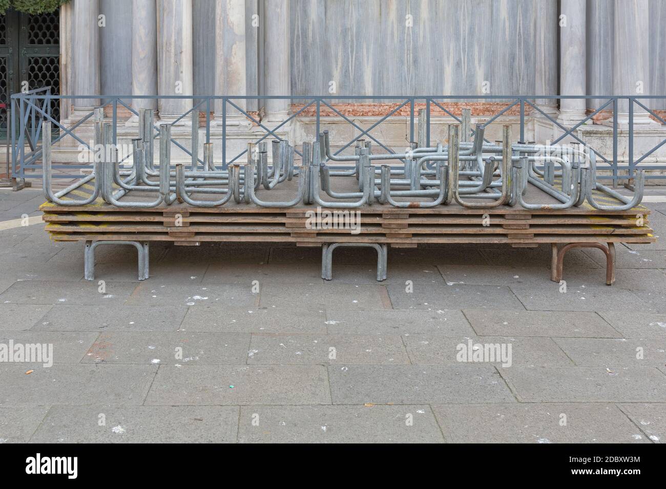 Plates-formes de passerelles surélevées prêtes pour les inondations à Venise Banque D'Images