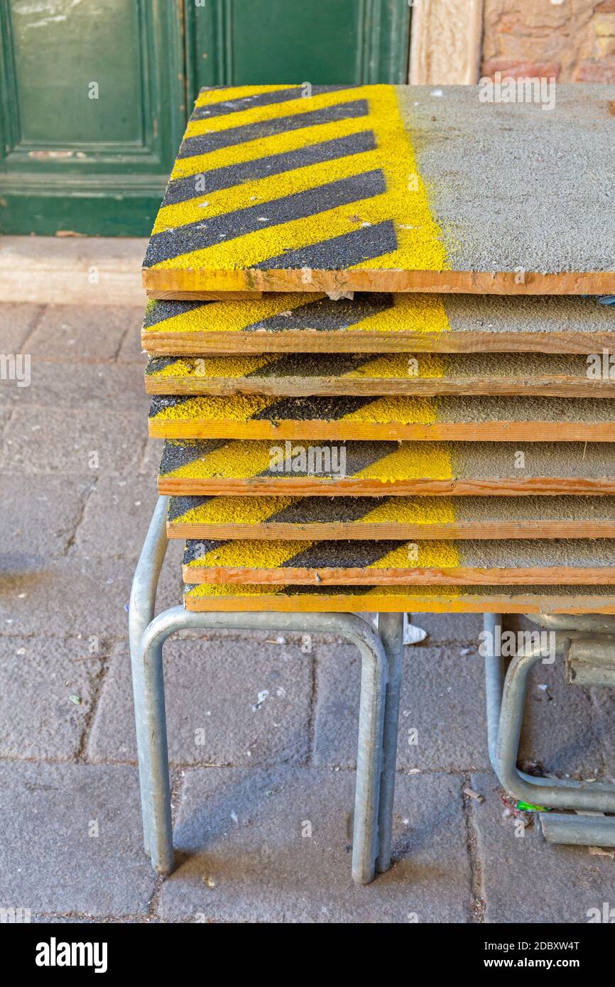 Plates-formes de passerelles surélevées prêtes pour les inondations à Venise Banque D'Images