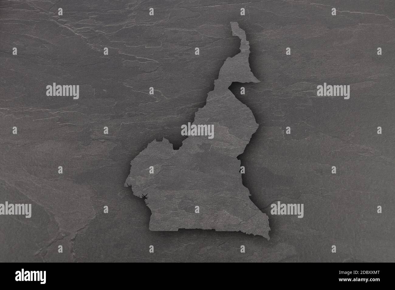 Carte du Cameroun sur ardoise sombre Banque D'Images