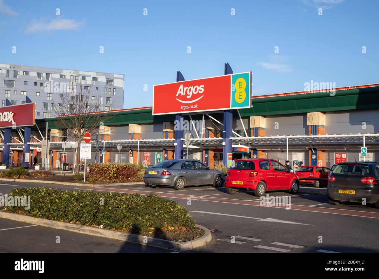 Leeds, Royaume-Uni, 15 novembre 2020 : le magasin Argos et la compagnie de téléphone EE dans le centre-ville de Leeds Banque D'Images