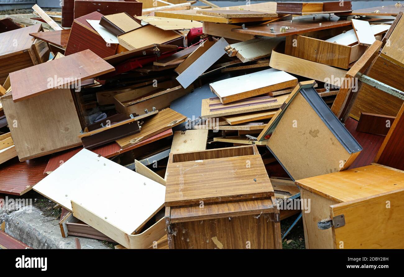 Vieux meubles en bois cassé sur le site de décharge de déchets pour le  recyclage, vue en grand angle Photo Stock - Alamy