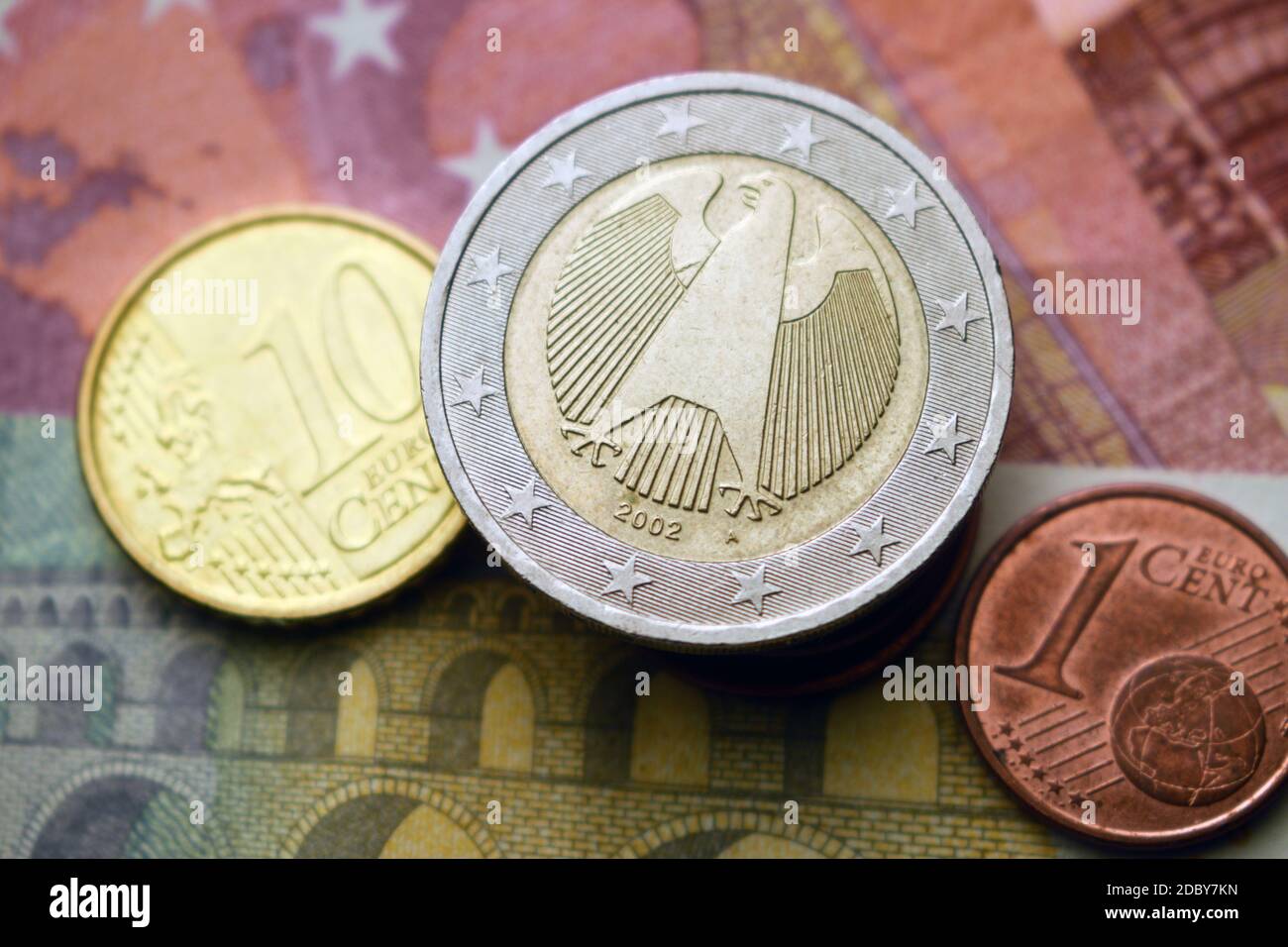 Deux euros allemands sur les billets. Banque D'Images