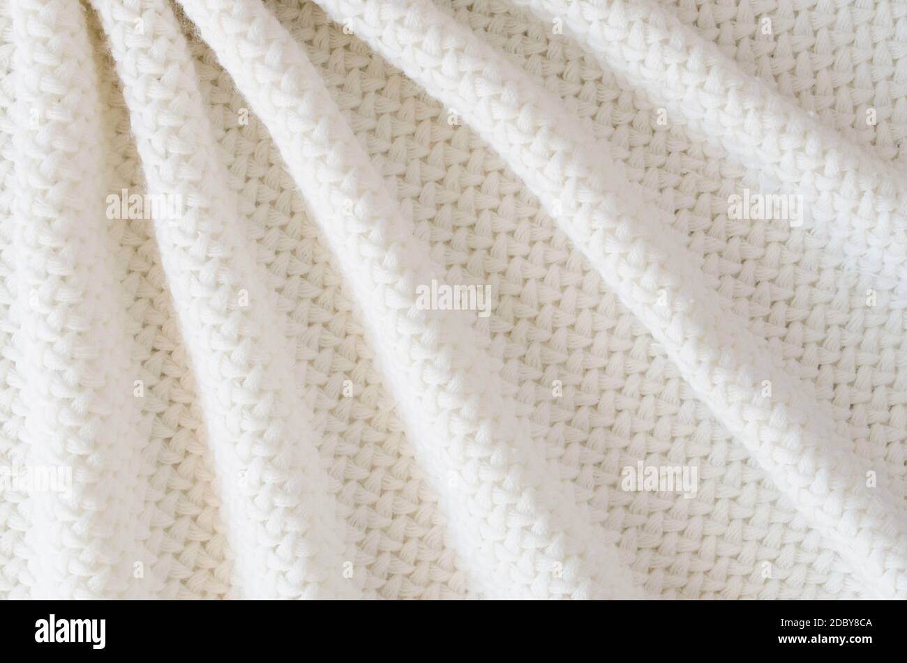 Fond en laine tricoté beige. Texture en tissu tricot. Décor minimaliste scandinave avec espace de copie, vue de dessus Banque D'Images