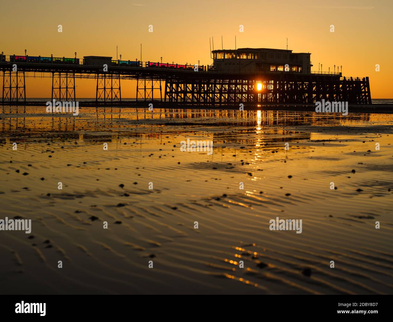 Worthing, Royaume-Uni. 18 novembre 2020. Lever de soleil sur Worthing Pier sur la côte ouest du Sussex. Photo par crédit : Julie Edwards/Alamy Live News Banque D'Images