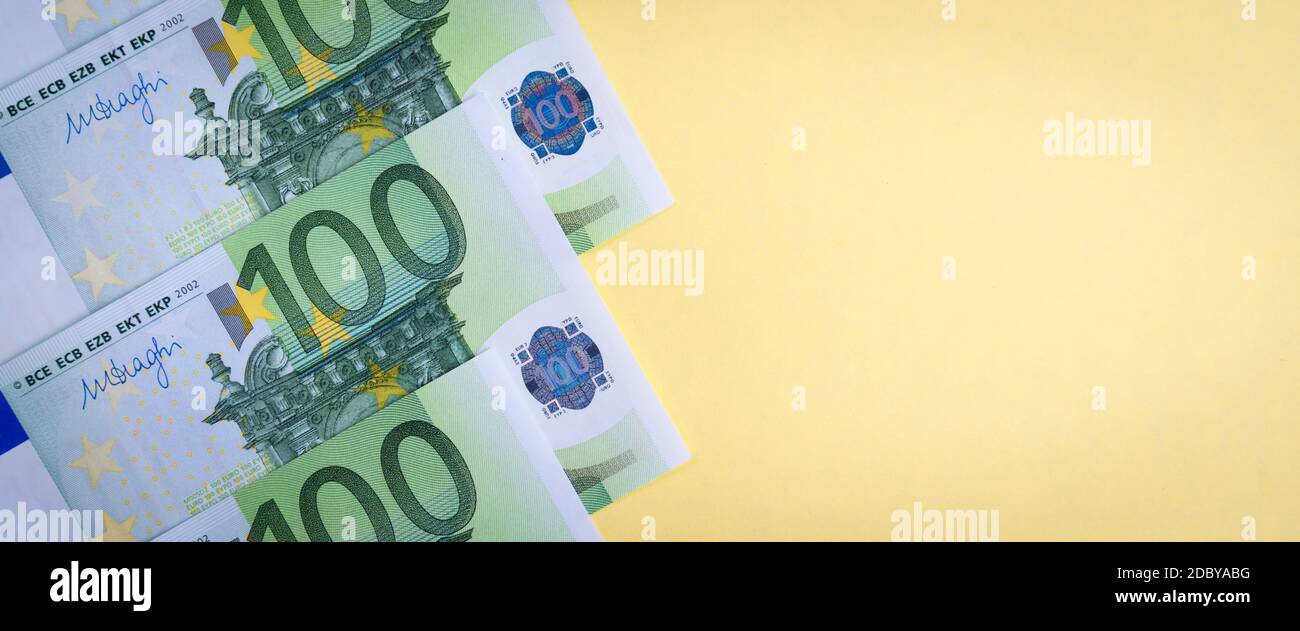 Les espèces en euros sur un fond jaune. Billets en euro de l'argent. Euro Argent. Euro bill. Place pour le texte Banque D'Images
