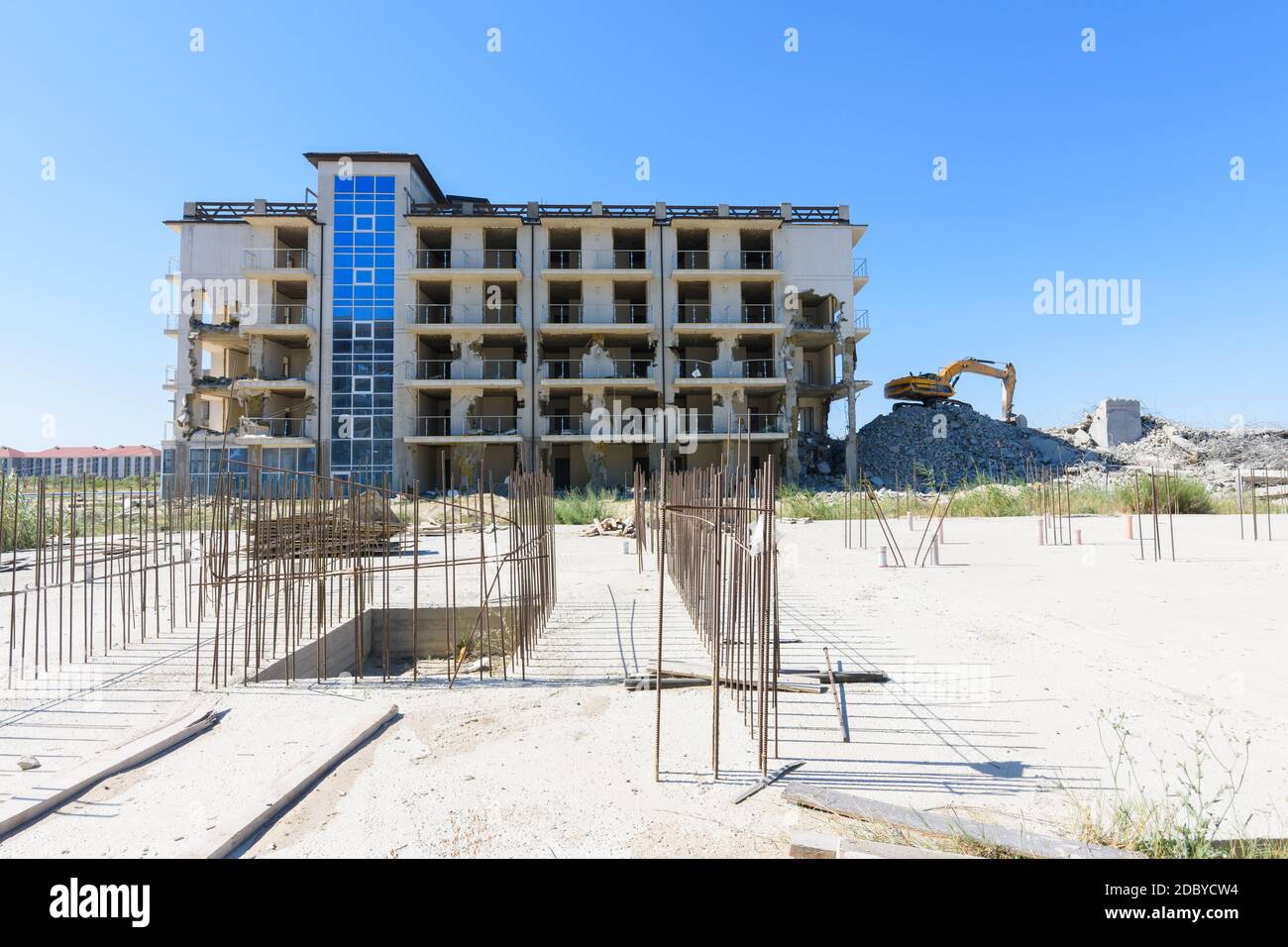 Démantèlement du complexe hôtelier construit reconnu comme étant une construction illégale par une décision du tribunal Banque D'Images