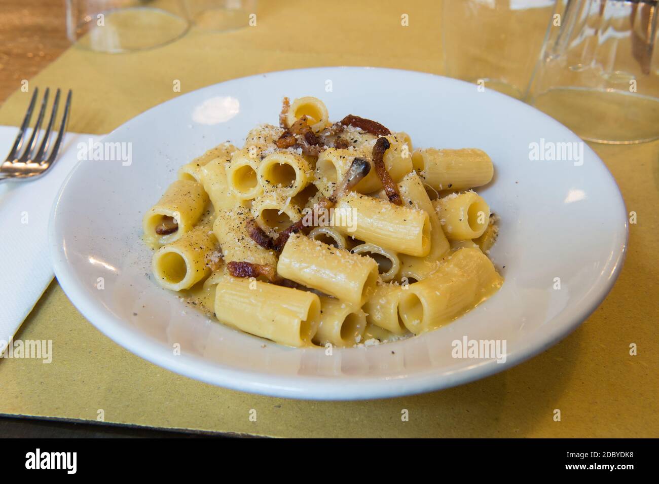 Le rigatoni alla carbonara est un plat de spécialité de la région du latium Et le tour des Roms Banque D'Images