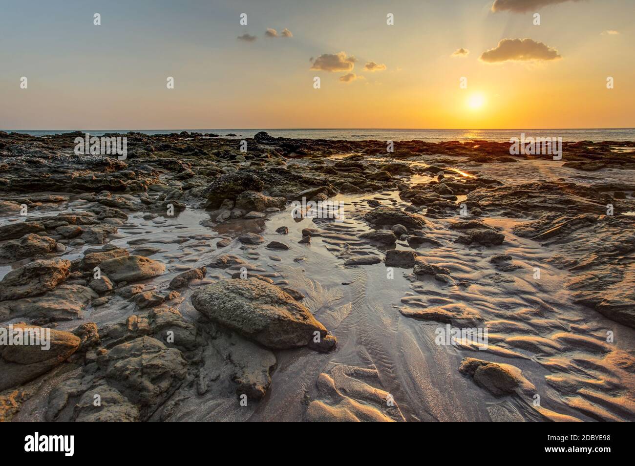 Plage de golden sunset light durant la marée basse montrant des formations de sable et de pierre mouillée non couverts par la mer. Kantiang Bay, Ko Lanta, Thaïlande. Banque D'Images