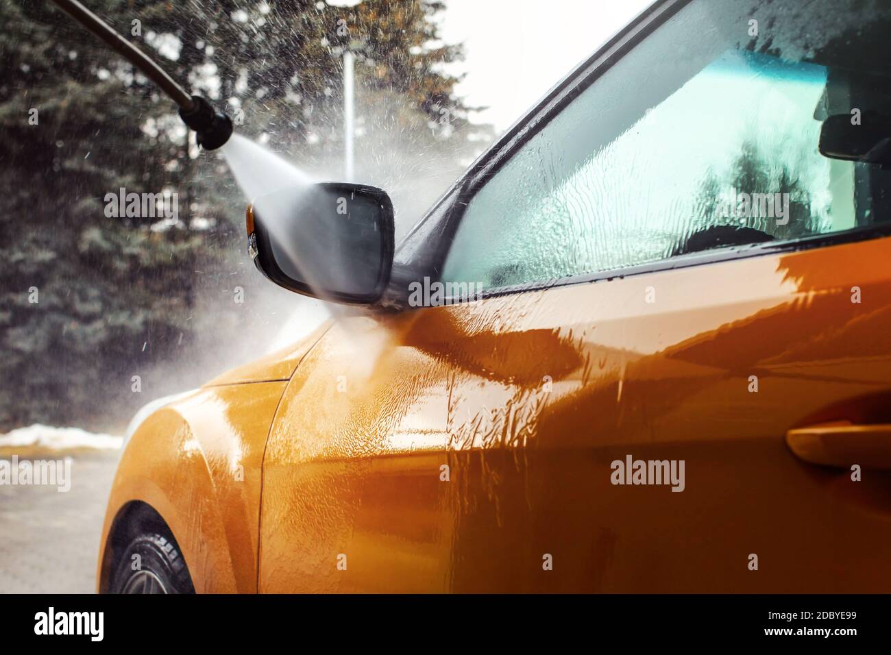 Détails sur voiture jaune foncé miroir avant d'être lavé avec de l'eau jet  stream in carwash Photo Stock - Alamy