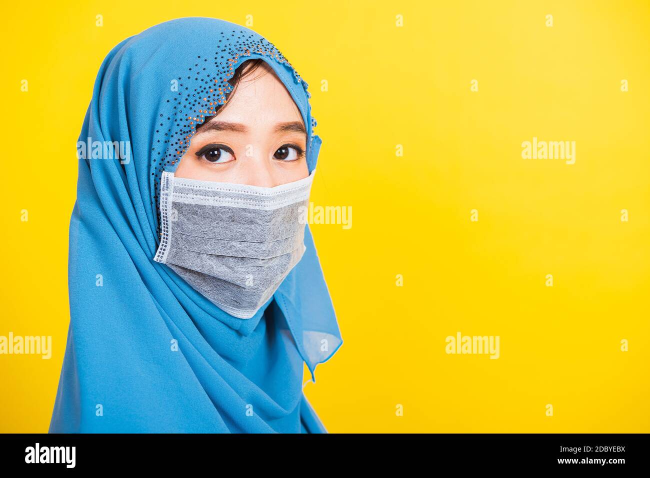 Arabe musulman asiatique, Portrait de la jeune femme heureuse belle religieuse porter voile hijab sourire studio tourné isolé, fond jaune avec espace de copie, Banque D'Images