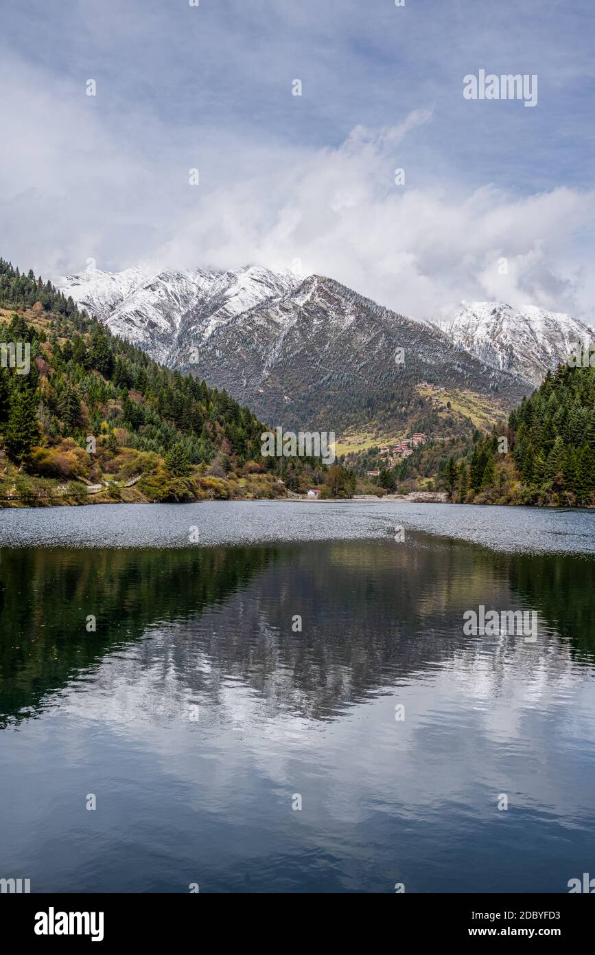 Des montagnes enneigées et un lac tranquille Banque D'Images