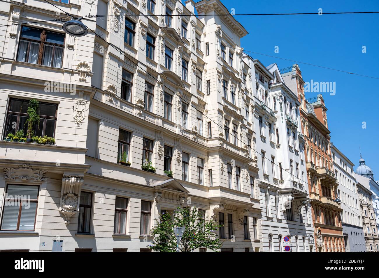 Anciens immeubles d'appartements rénovés vus à Vienne, Autriche Banque D'Images