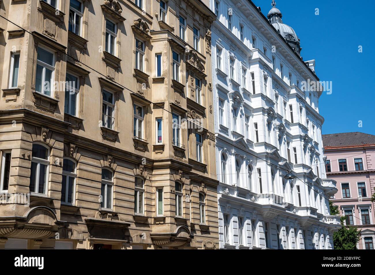 Anciens immeubles d'appartements rénovés vus à Vienne, Autriche Banque D'Images