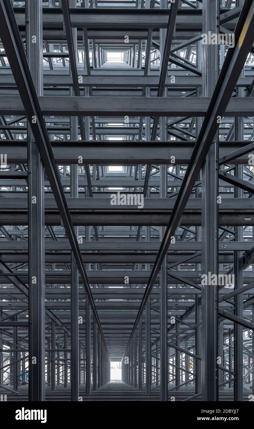 Structure en acier d'un entrepôt à grande hauteur Banque D'Images