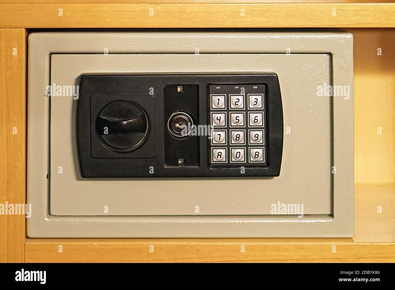 Coffre-fort avec verrouillage numérique du clavier dans l'armoire Banque D'Images