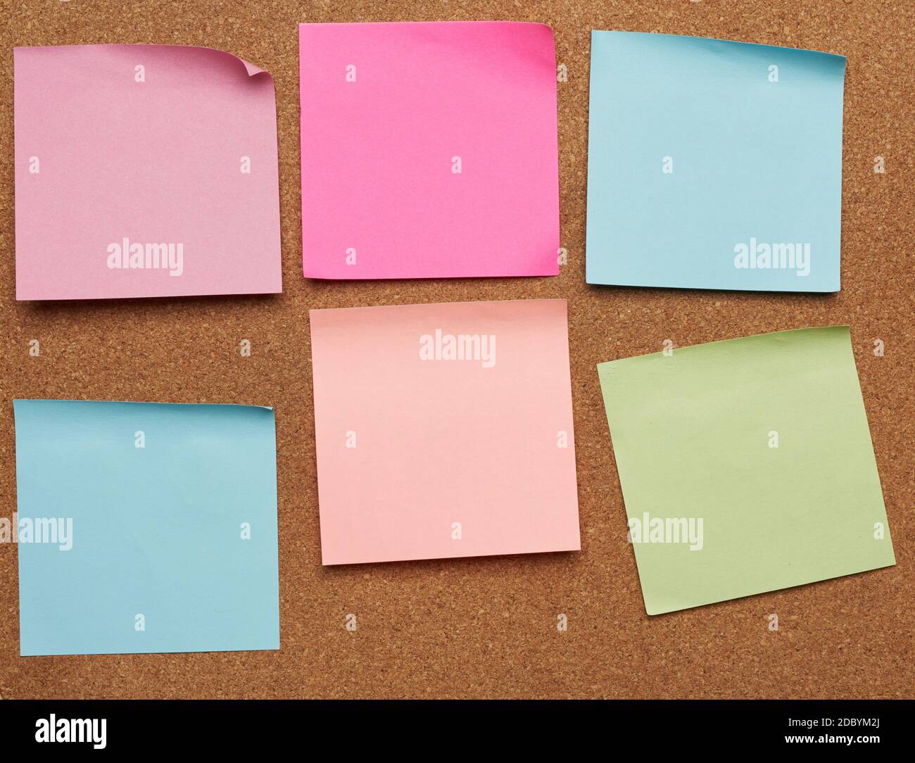 autocollants en papier colorés collés sur le tableau de balsa marron, idea et multitâche, gros plan Banque D'Images