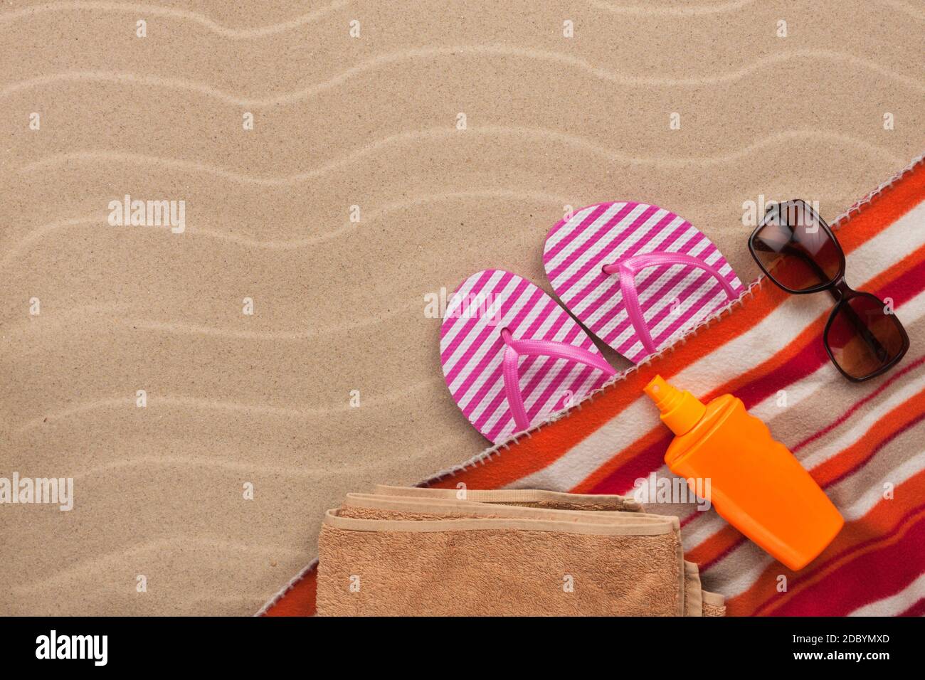 Les accessoires pour la plage allongée sur le sable, avec place pour votre texte Banque D'Images