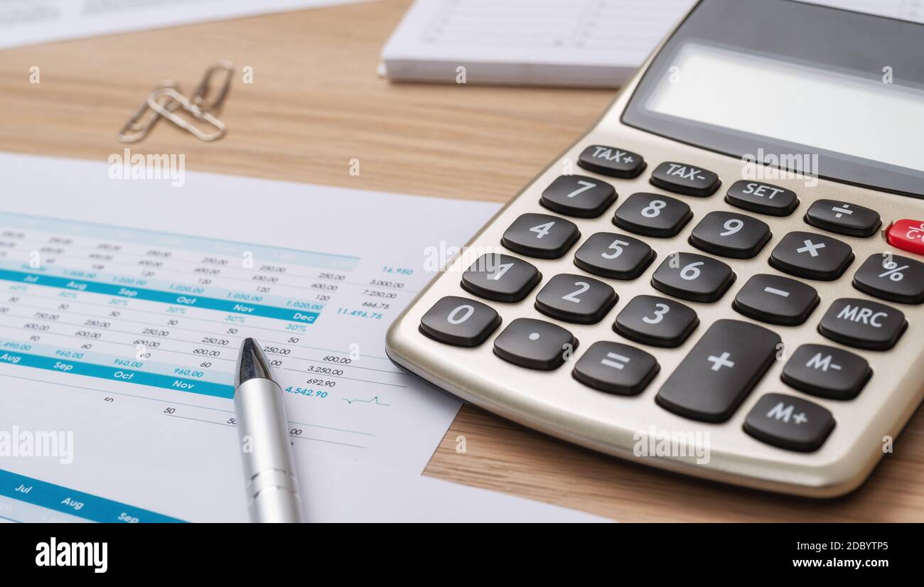 Documents de comptabilité financière avec une calculatrice et un stylo Banque D'Images