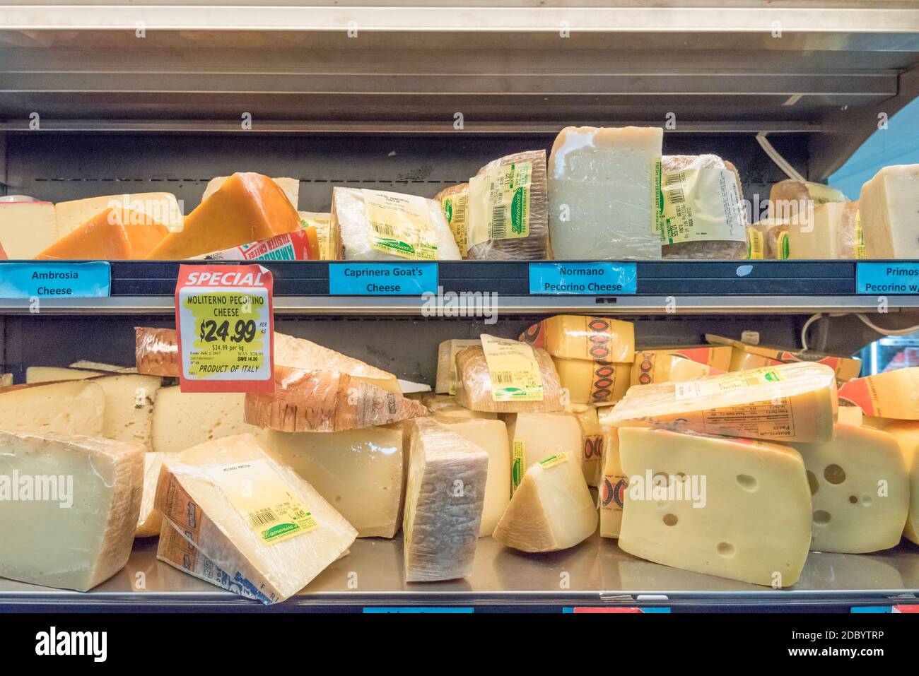 Différents fromages italiens à vendre dans la zone commerçante italienne de Ramsay Street, Haberfield, Nouvelle-Galles du Sud, Australie Banque D'Images