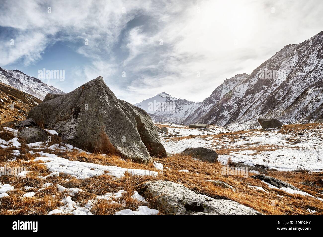 Magnifique paysage de la vallée de la montagne et grand rocher au premier plan. Activités de plein air et concept de randonnée Banque D'Images