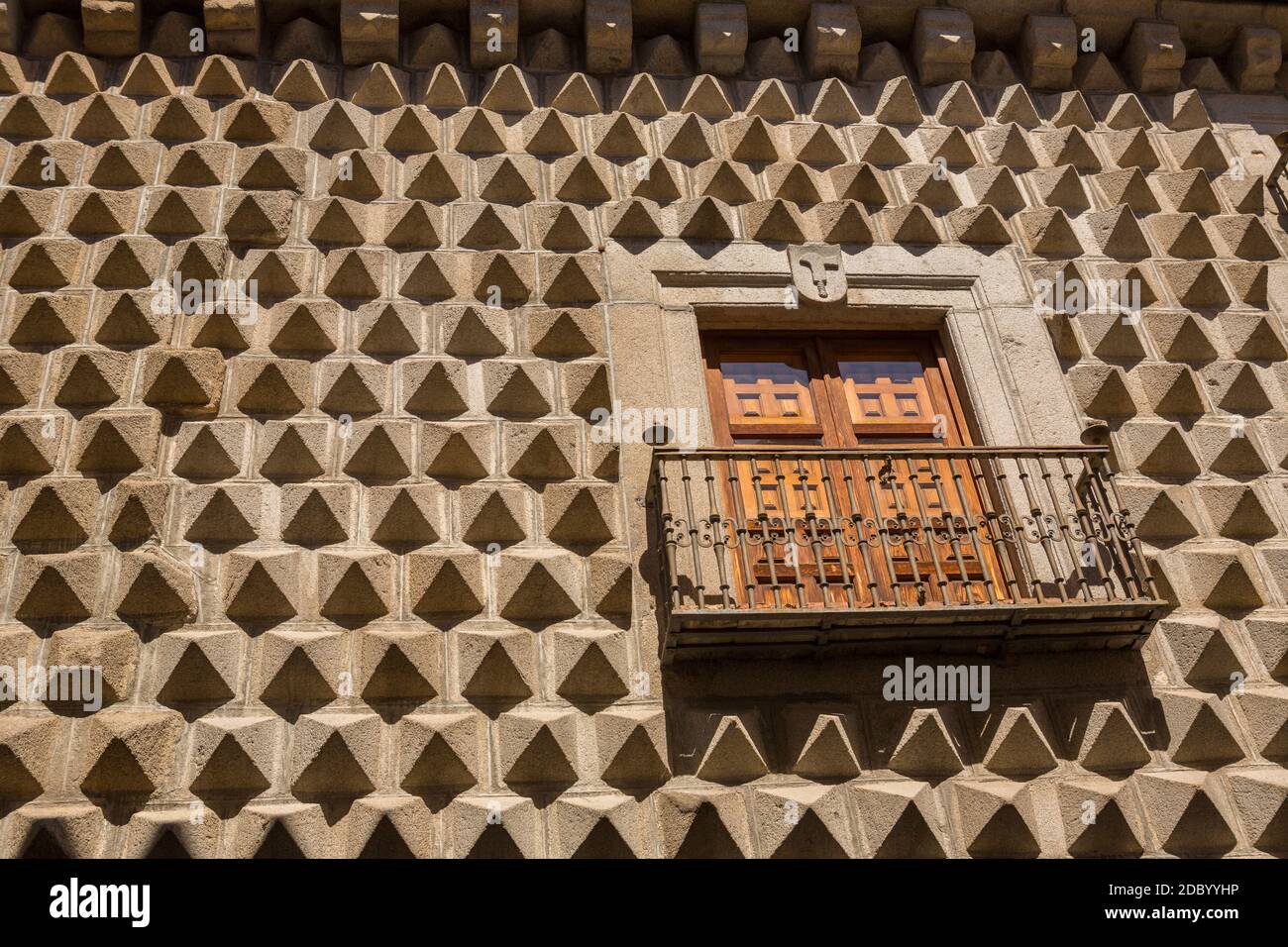 Segovia, Espagne - 27 AVRIL 2019 - la Maison Los Picos est la plus remarquable pour sa façade qui est entièrement recouverte de blocs de granit en forme de pyramide. Le build Banque D'Images