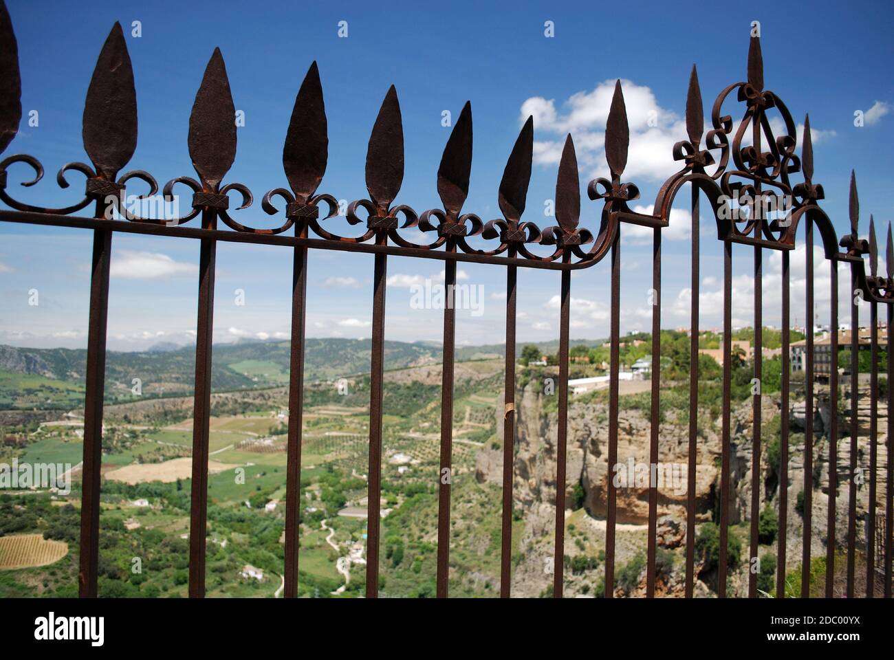 Clôture de fer ornée d'experts sur le nouveau pont avec vue sur la campagne espagnole, Ronda, Province de Malaga, Andalousie, Espagne, Europe Banque D'Images