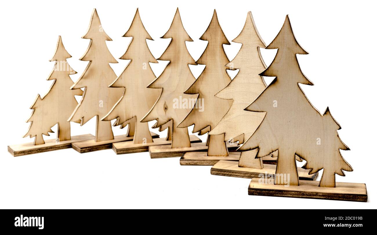 Découper deer figure en bois avec bords en bois foncé et sapins isolated on white Banque D'Images