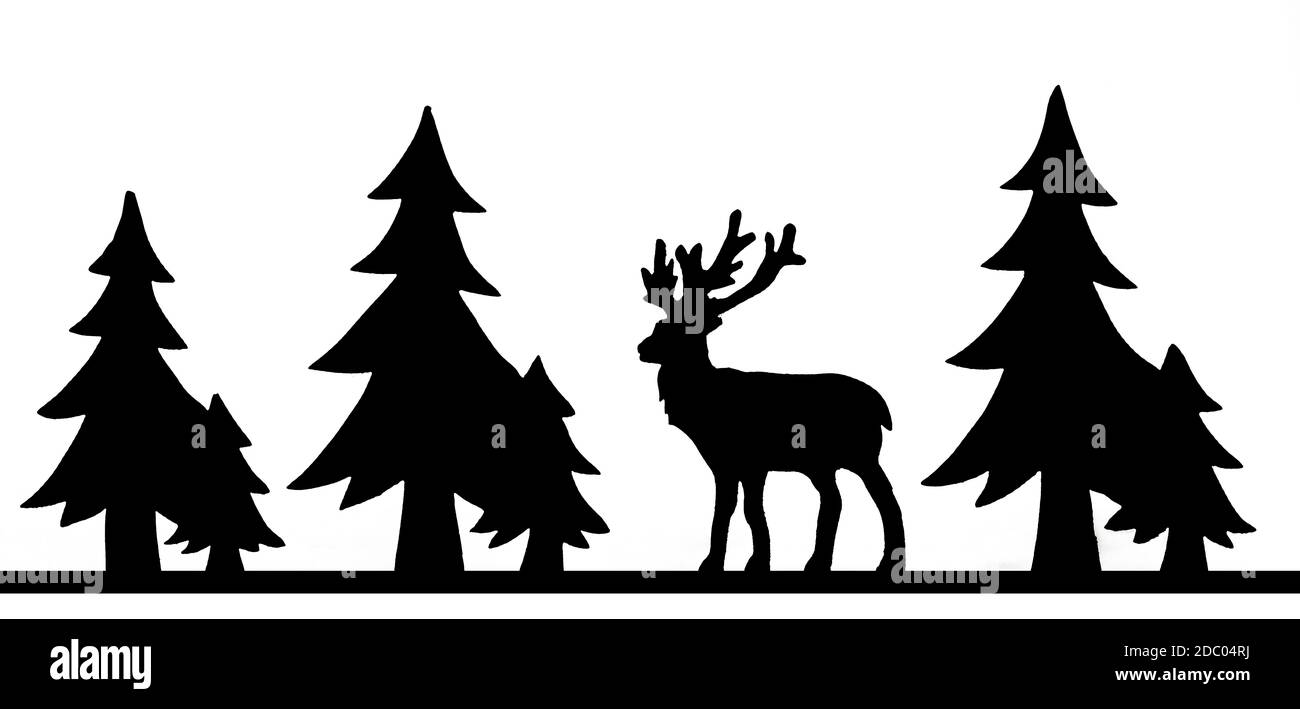 Découper deer figure en bois avec bords en bois foncé et sapins isolated on white Banque D'Images