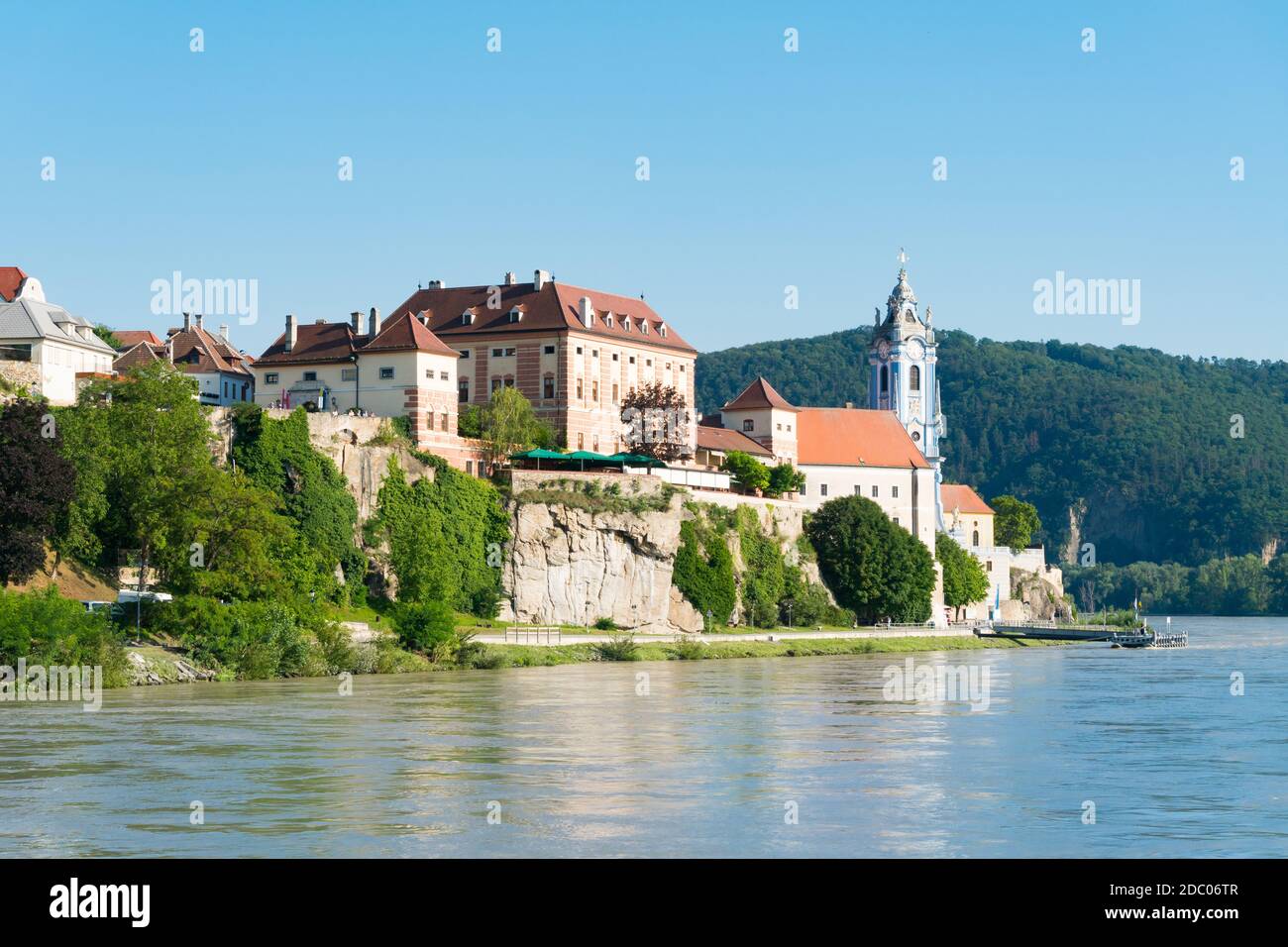 Village et château de Durnstein dans la vallée de Wachau ; Basse-Autriche. Site touristique en Europe. Banque D'Images