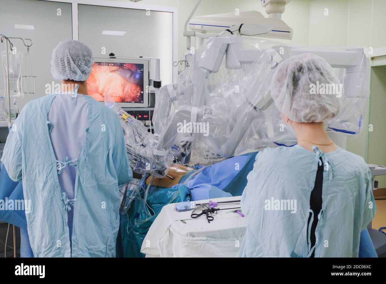Le processus de réalisation d'une opération chirurgicale à l'aide d'un système chirurgical robotique moderne. Robot médical. Chirurgie robotique peu invasive. Banque D'Images