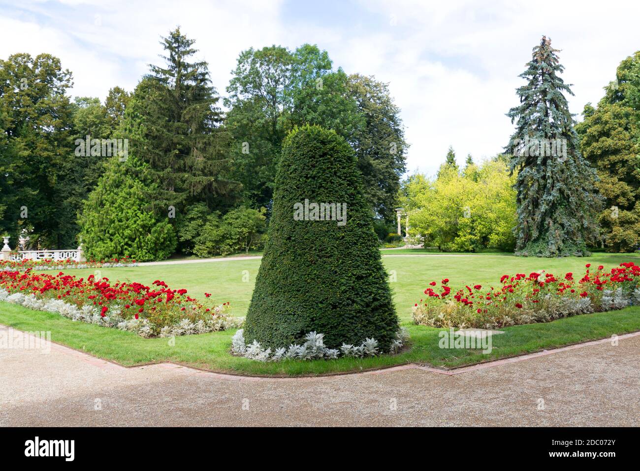 Lancut, Pologne - 26 août 2020 : vue sur le jardin entourant le château baroque de Lancut du XVIe siècle, ancienne résidence de magnat polonais Banque D'Images