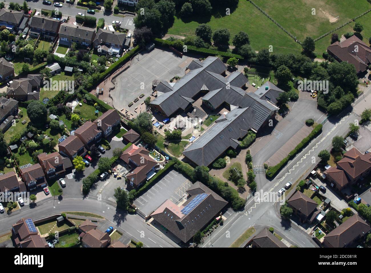 Vue aérienne de l'école primaire de long Furlong, Oxfordshire Banque D'Images Vue aérienne de l'école primaire de long Furlong, Oxfordshire Banque D'Images