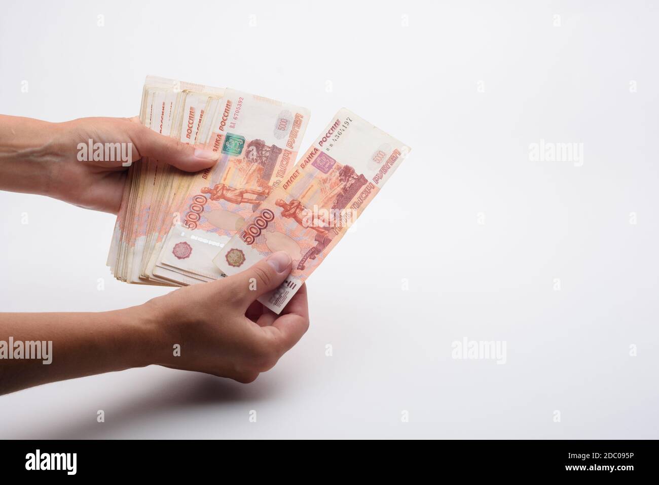 Les mains comptent cinq millièmes billets russes Banque D'Images