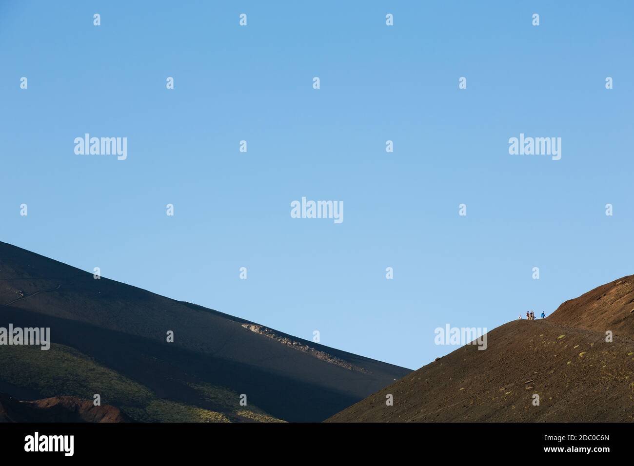 Sicile, Italie. Les touristes font l'ascension abrupte du cratère Silvestri Superiori près du sommet de l'Etna. Banque D'Images