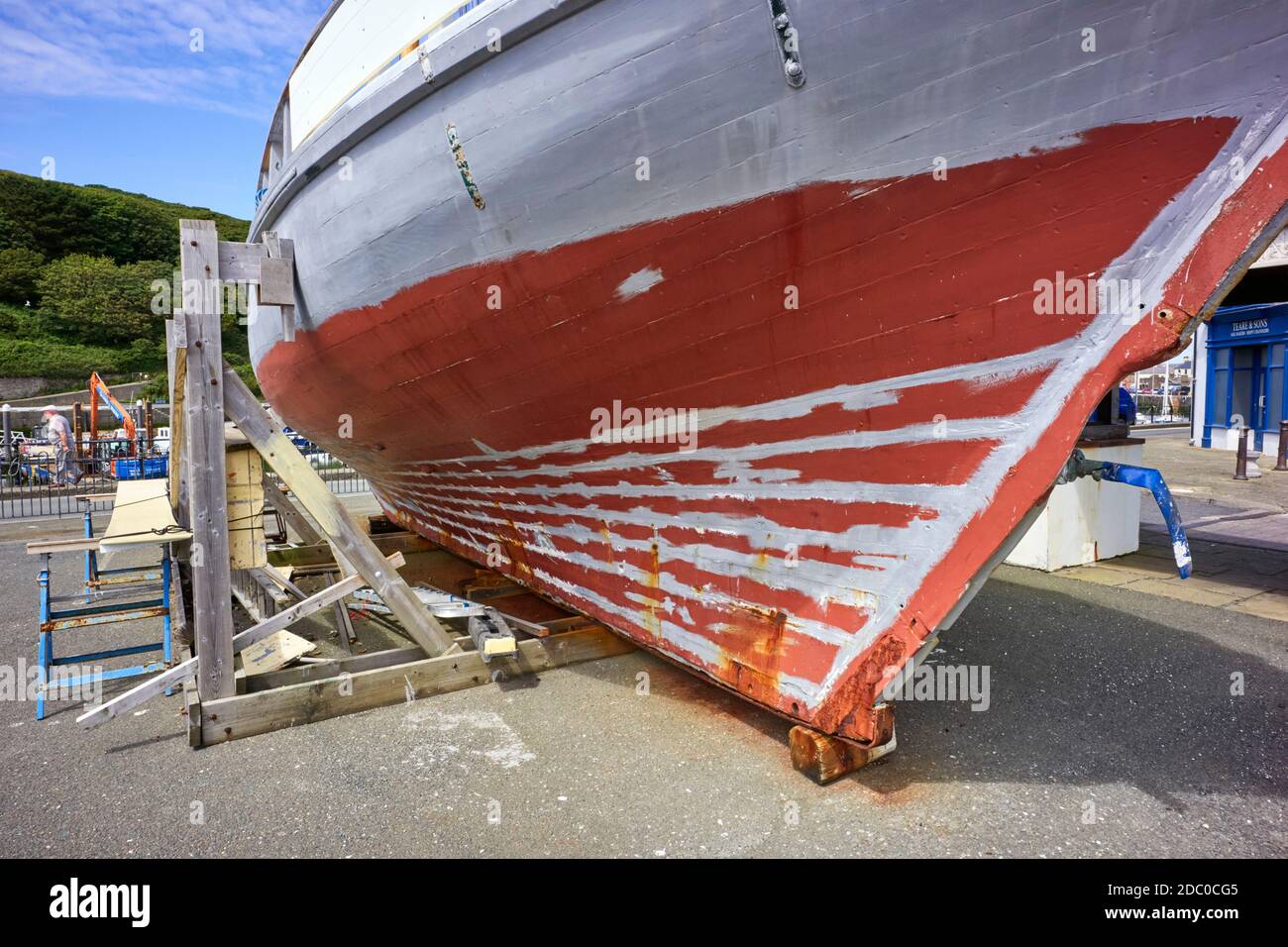 Manx Nobby bateau de pêche blanc chiné montrant le détail de la construction et une poupe fortement râtelée Banque D'Images
