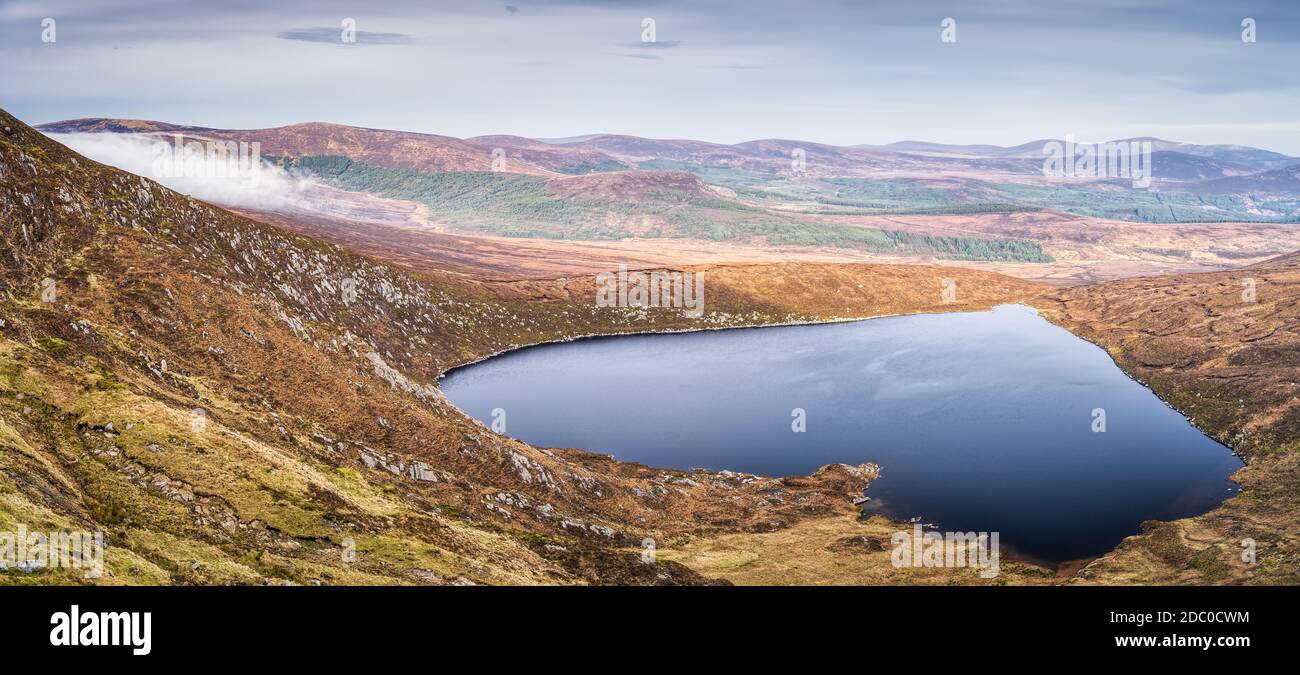 Vue panoramique sur le lac en forme de coeur, Lough Ouler et Tonelagee montagne avec Wicklow collines en arrière-plan, Irlande Banque D'Images