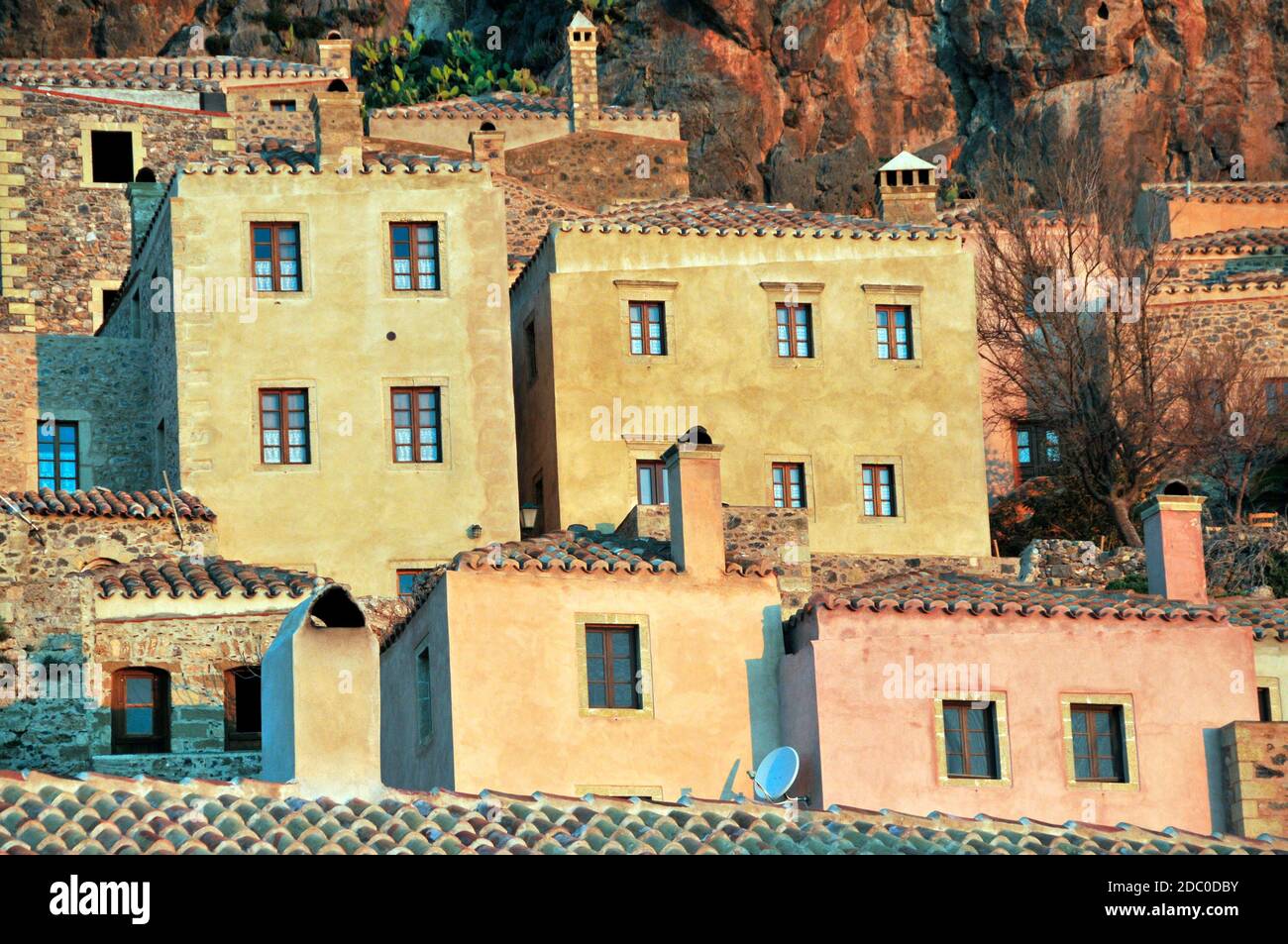 Maisons du vieux quartier de la ville de Monemvassia et de la citadelle, Grèce, à l'aube. Architecture traditionnelle colorée. Banque D'Images