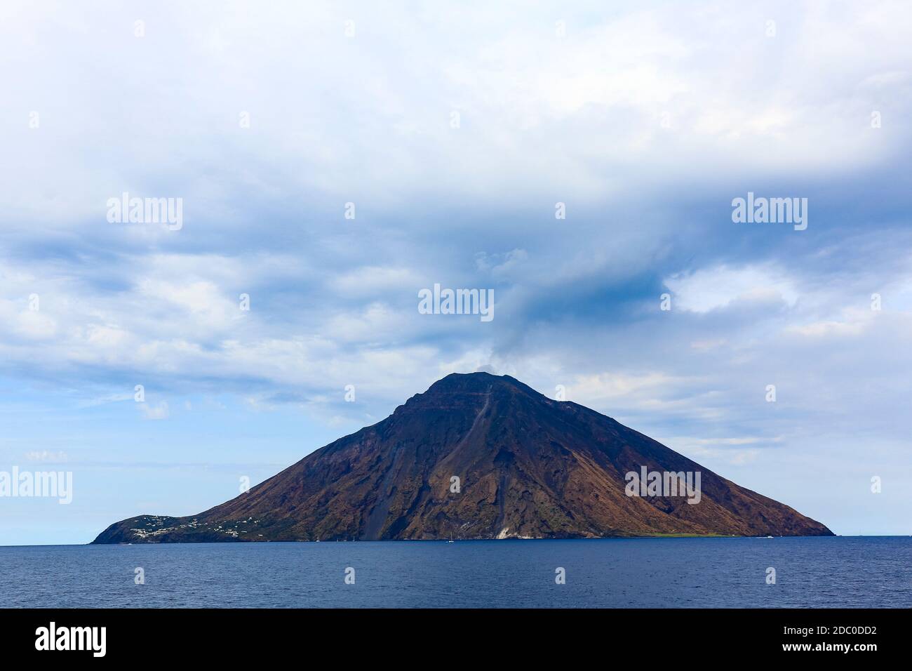 Sicile, Italie. L'île volcanique de Stromboli s'élève de la mer Tyrrhénienne. Banque D'Images