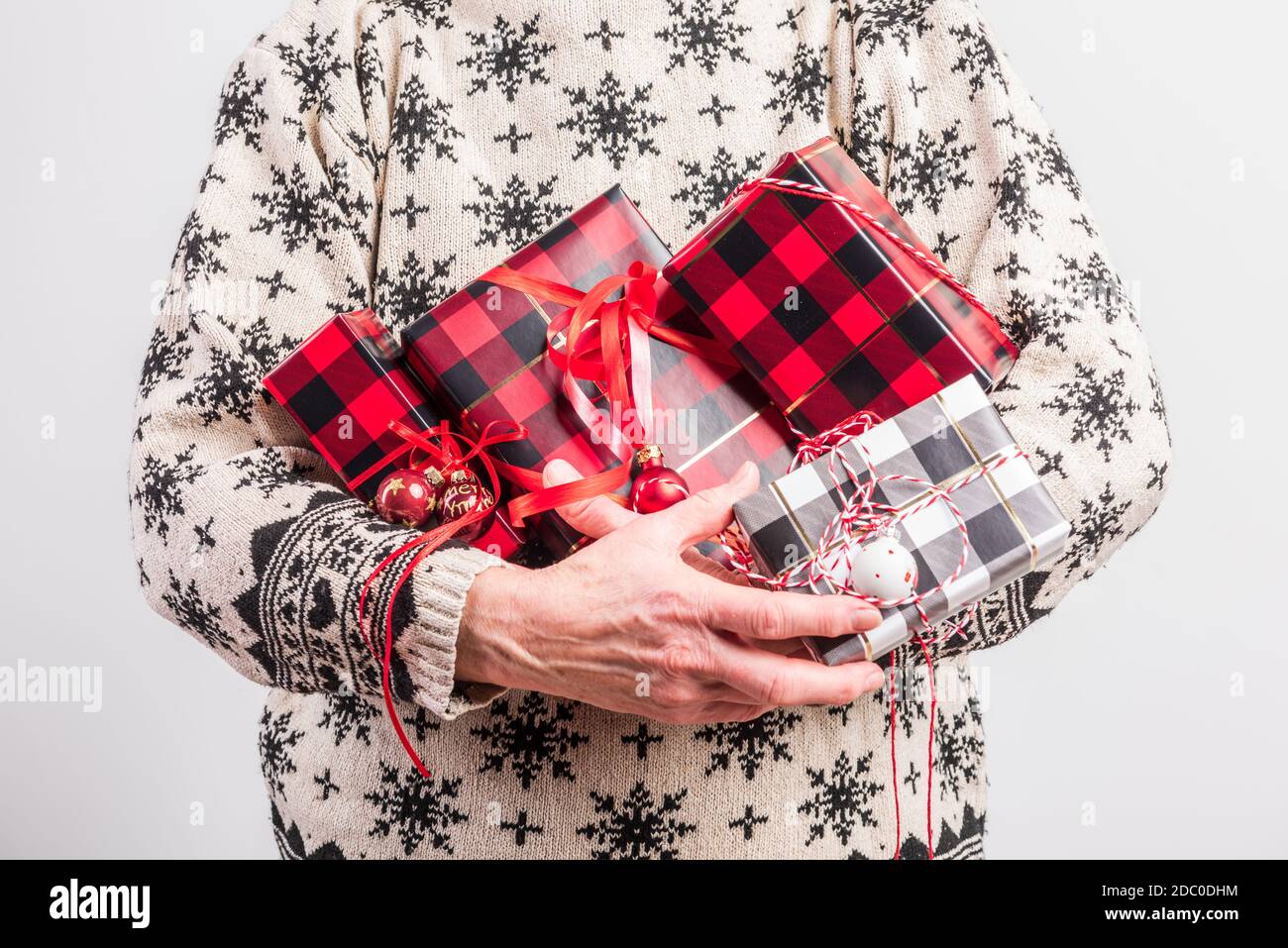 Verpackte Geschenke zu Weihnachten mit Packpaper im Karomuster Banque D'Images